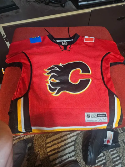 Reebok Calgary Flames Jersey Youth S/M picture #1