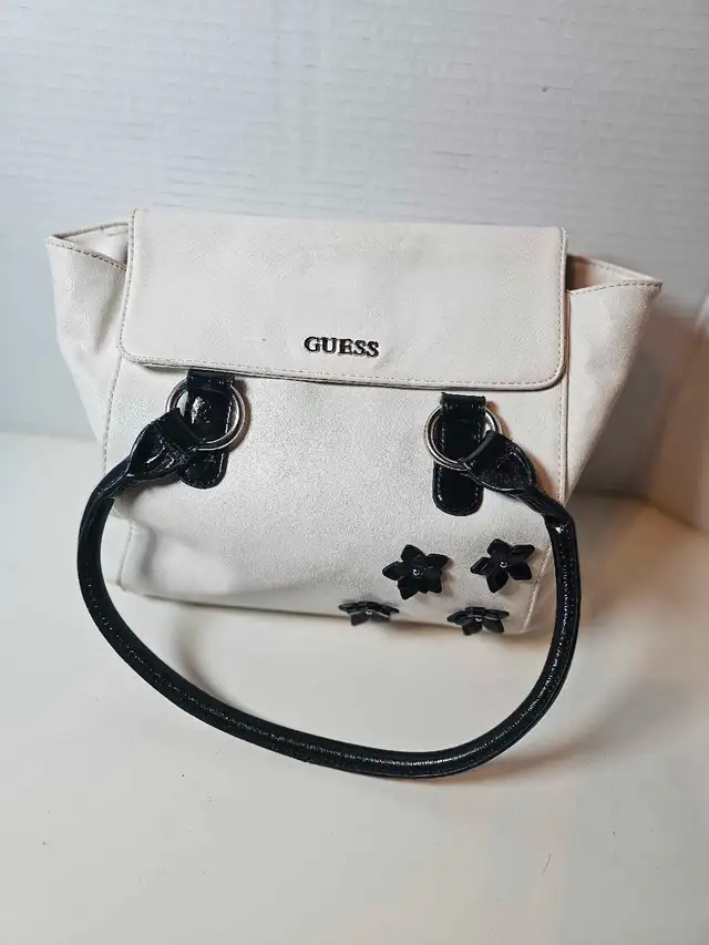 Guess Purse picture #1