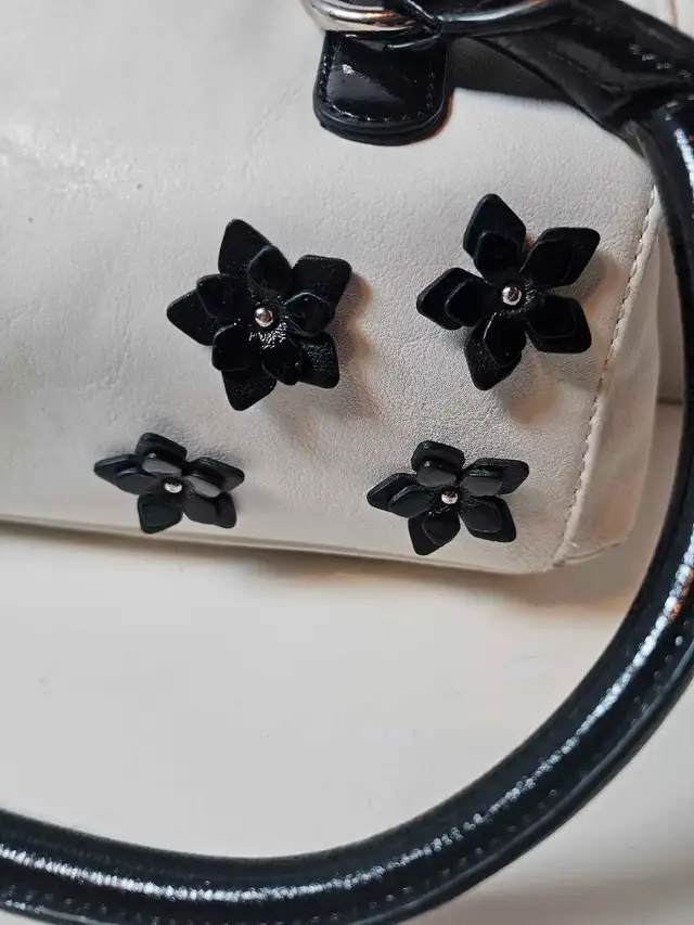 Guess Purse picture #2