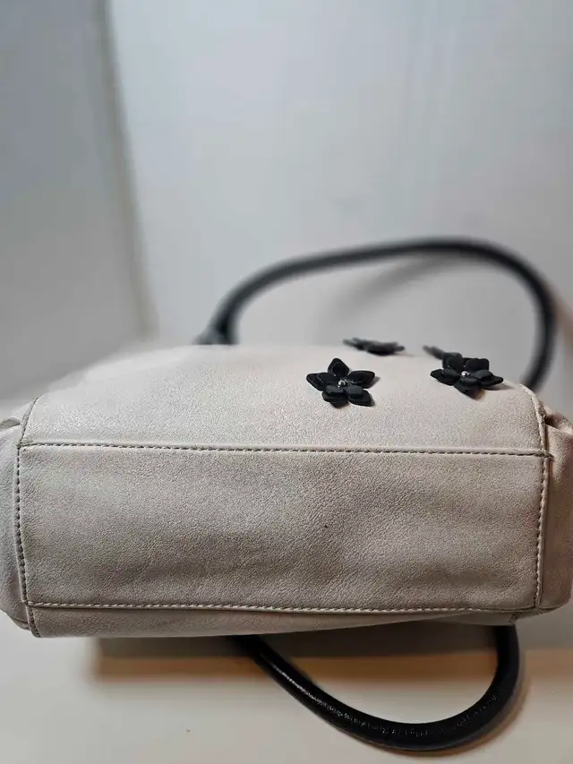 Guess Purse picture #4