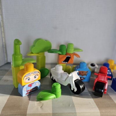 Bag of 100 Mega Bloks + Vehicles and Characters