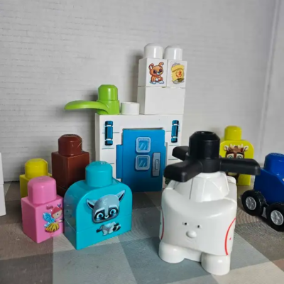 Bag of 100 Mega Bloks + pictured extras picture #1