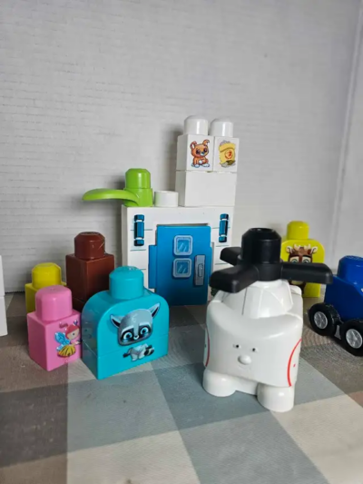 Bag of 100 Mega Bloks + pictured extras picture #1