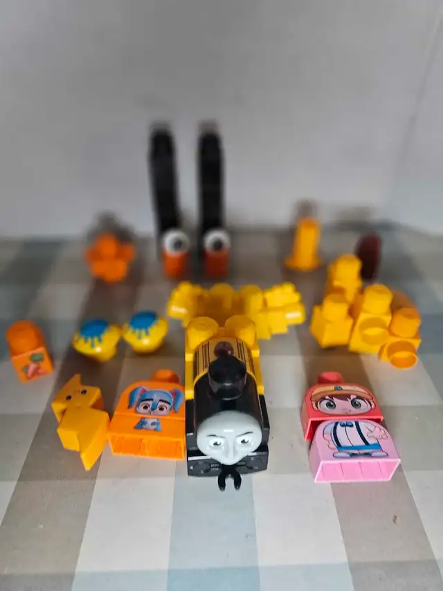 Bag of 100 Mega Bloks + Bonus pieces pictured picture #1