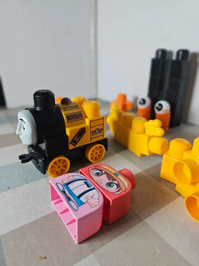 Bag of 100 Mega Bloks + Bonus pieces pictured picture #4