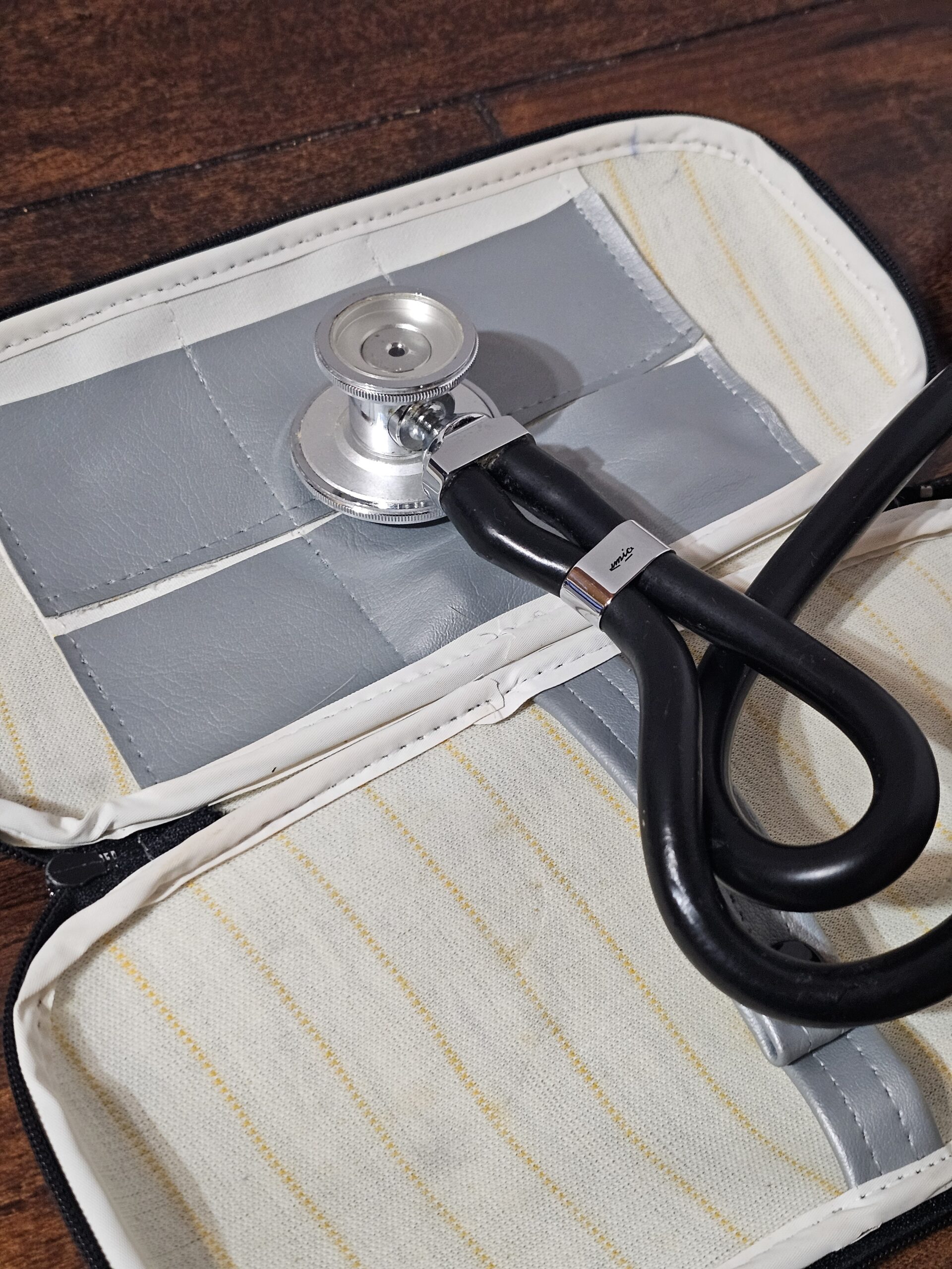 Lunica Dual Head Stethoscope with Carrying Case - product image 2