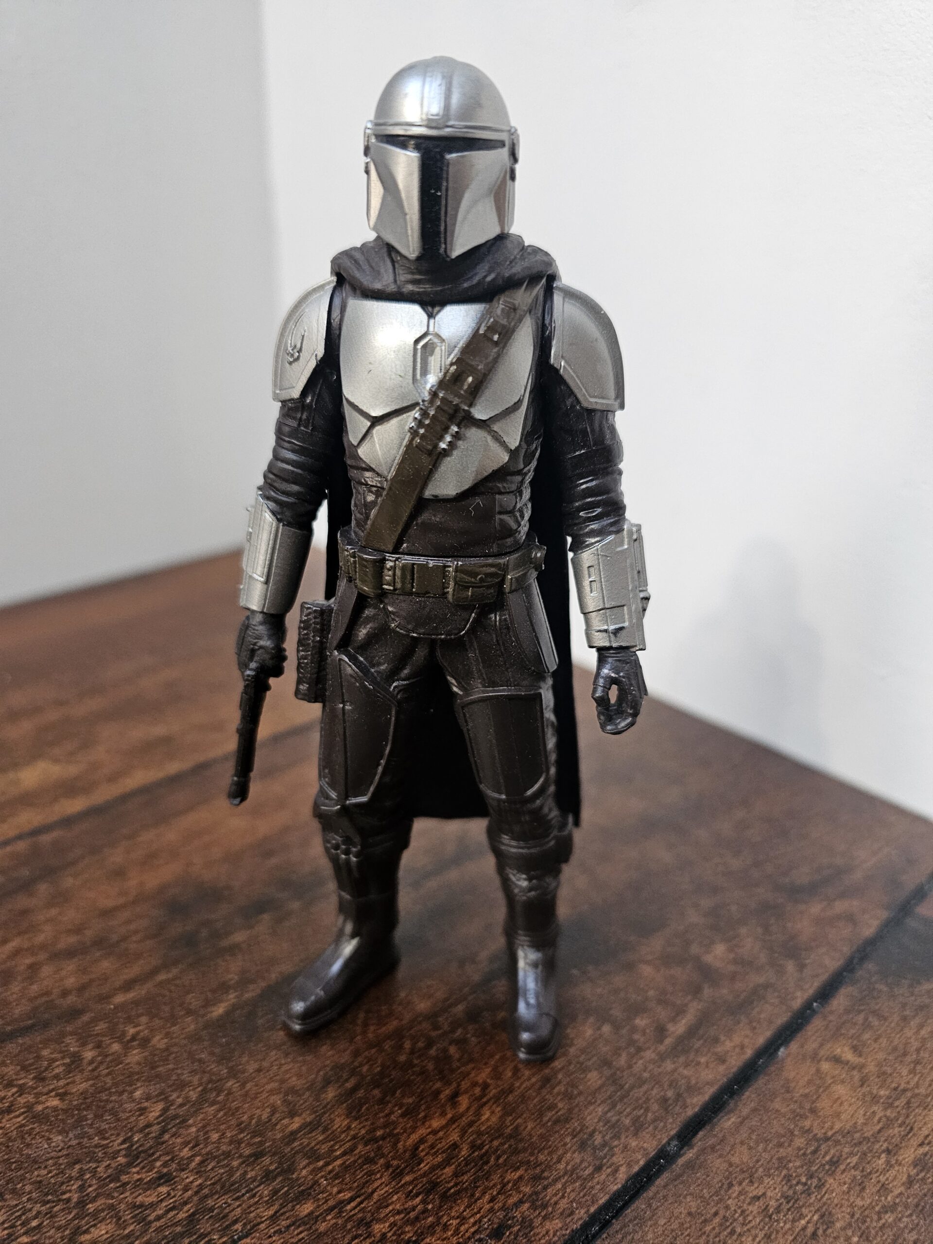 Star Wars The Mandalorian Action Figure with Blaster - product image 1