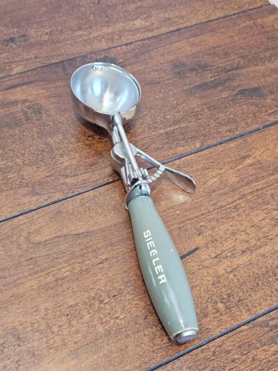 Sieger Vintage Ice Cream Scoop with Green Handle - product image 1
