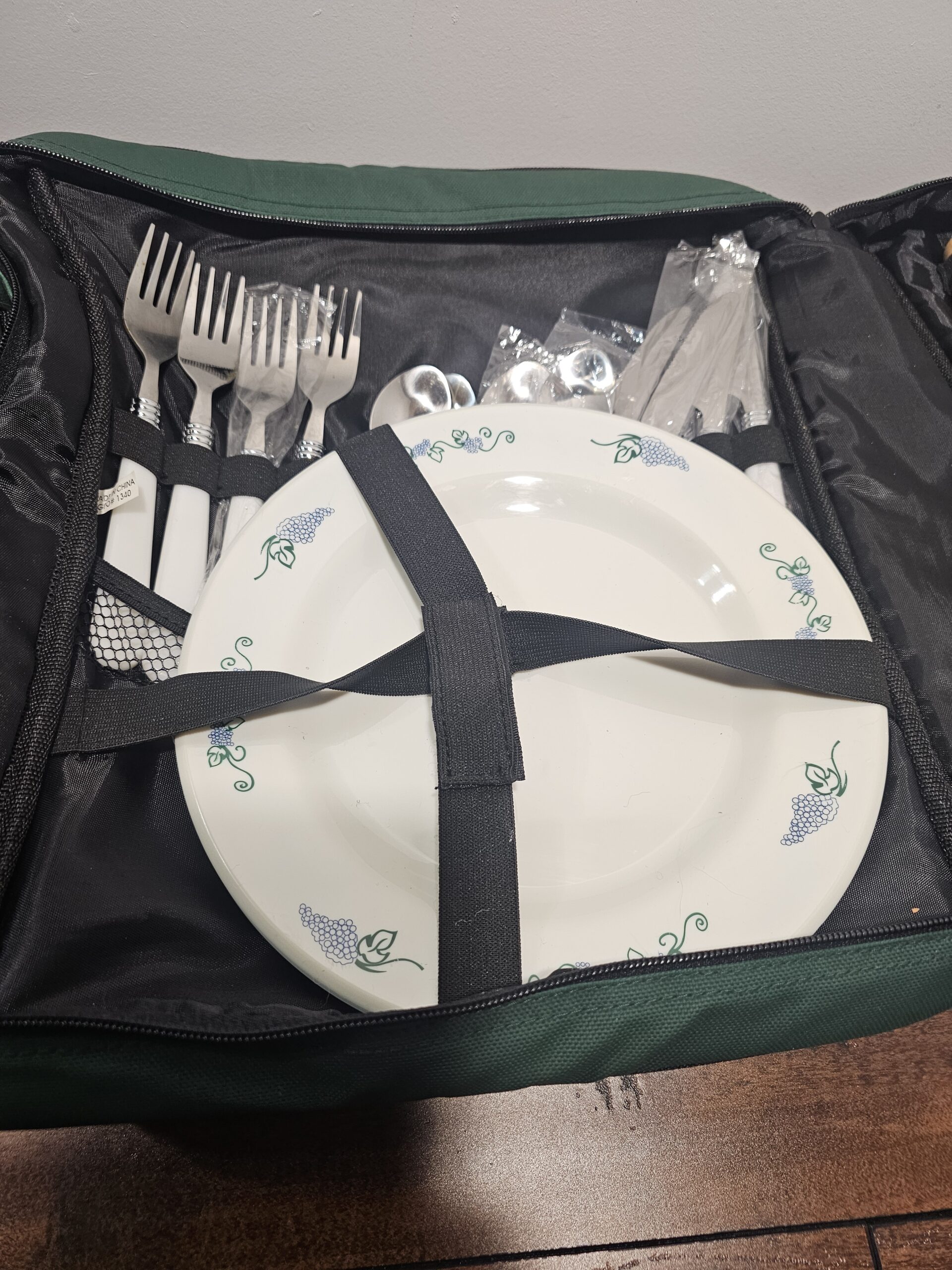 Green Picnic Backpack Set with Tableware and Accessories - product image 2