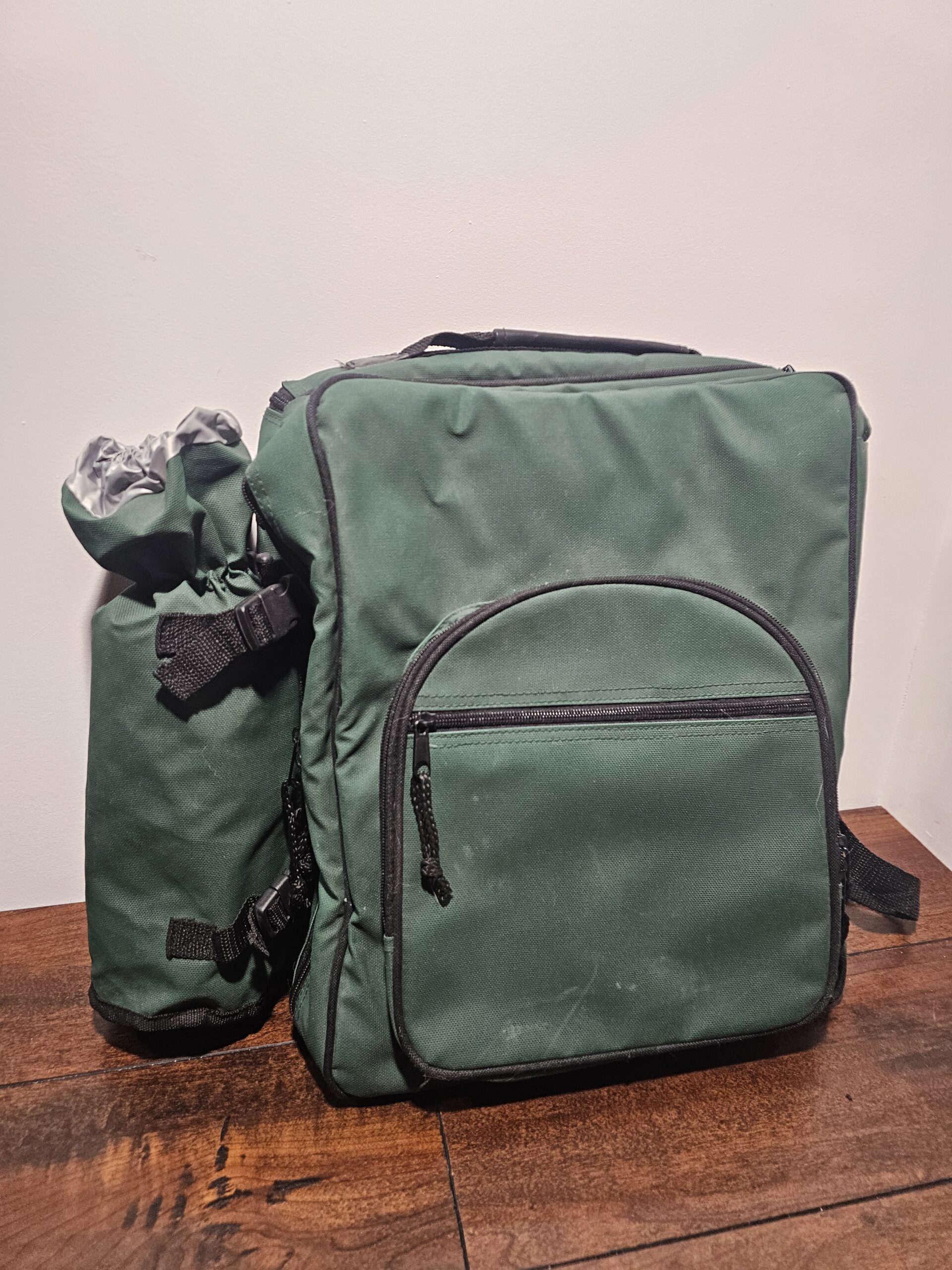 Green Picnic Backpack Set with Tableware and Accessories - product image 4