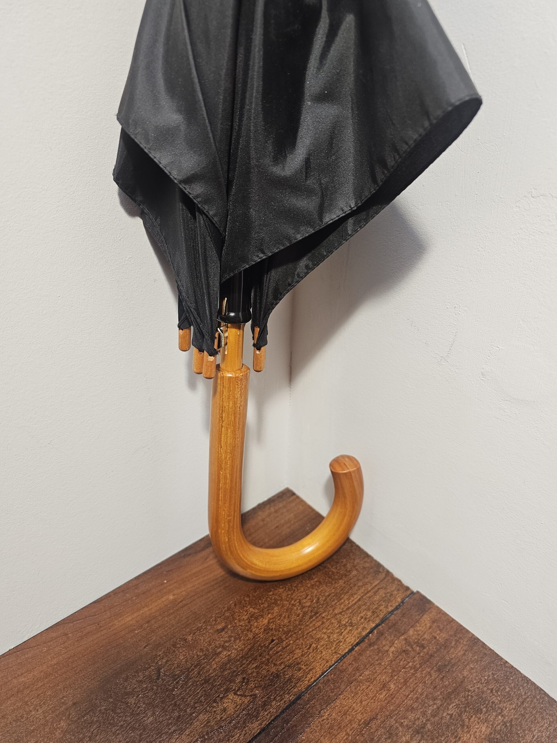 Kingsway Garden Mall Black Umbrella with Wooden Handle - product image 4