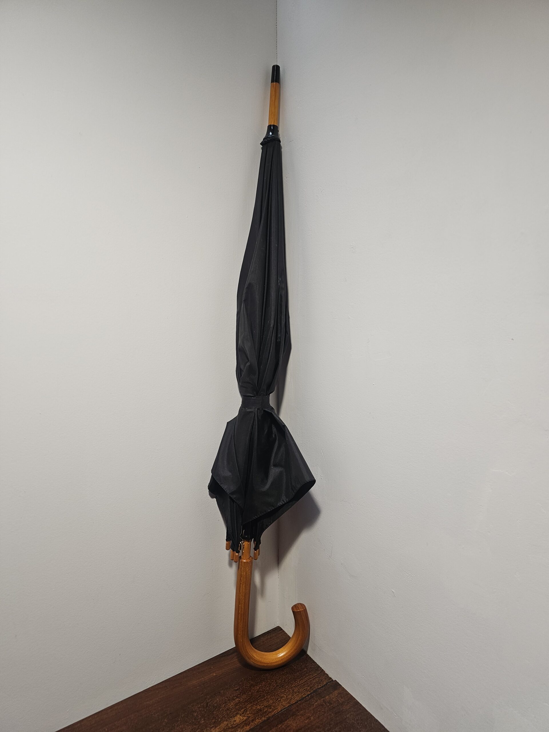 Kingsway Garden Mall Black Umbrella with Wooden Handle - product image 5